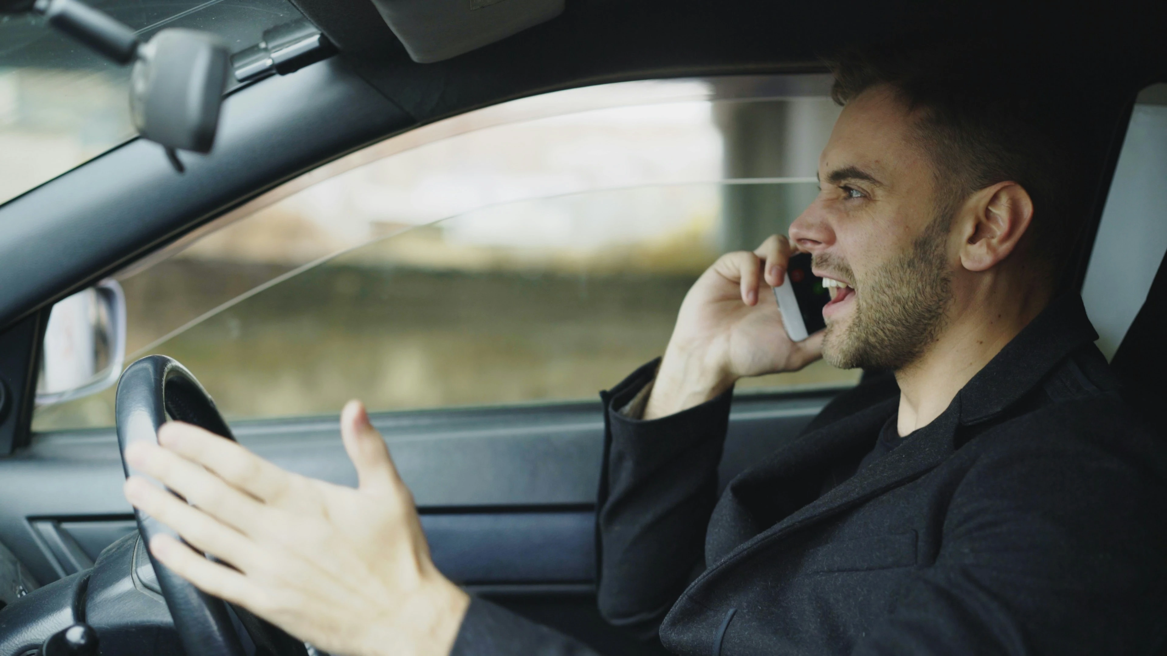 Manager telefoniert angespannt aus dem Auto